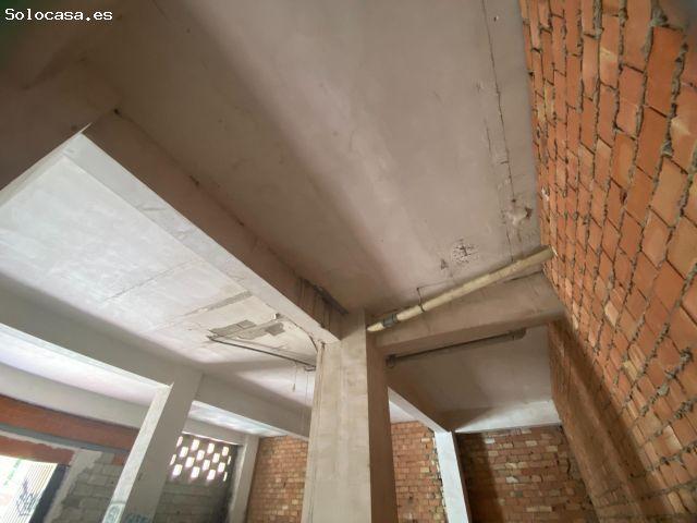 ¡Monta tu negocio aquí o construye 2 viviendas! Local vacio de 98 m2