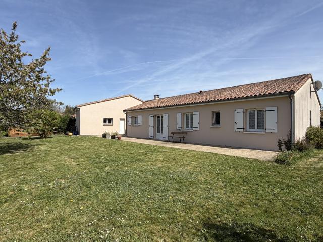 Montamisé, Maison de plain pied, 101m2, 4 chambres, garage de 60 m2, terrain clos 1001 m2