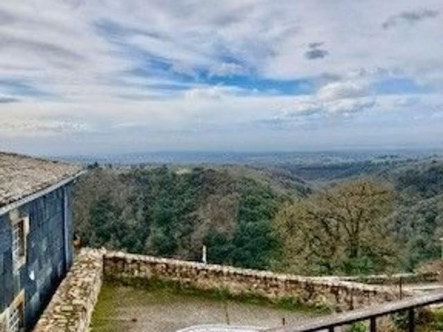 Montagne Noire, dans le charmant village de Saissac, cette m. 120m² Saissac