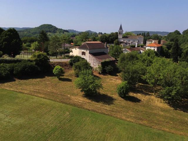 Montaigu De Quercy Maison en pierre au village avec 2 chambr. 96m² Montaigu De Quercy