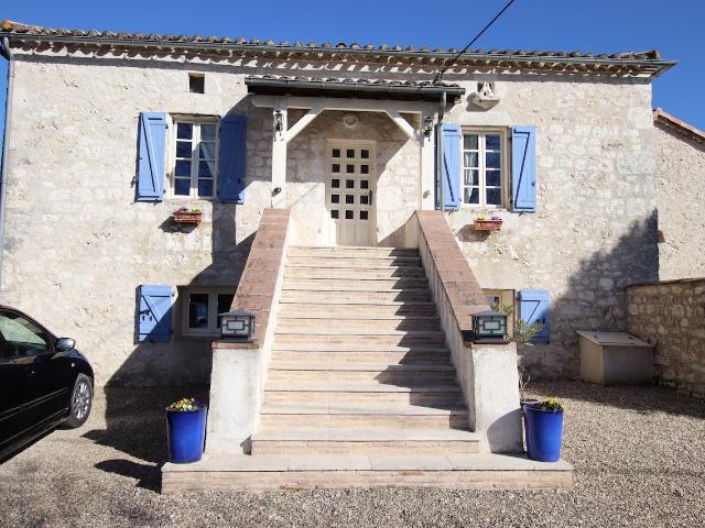 Montaigu de Quercy Superbe Maison avec grange, piscine et 4. 140m² Montaigu de Quercy
