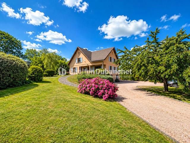 MONTAIGUET EN FOREZ Maison de 330 m² sur 35000 m² de terrain et deux étangs