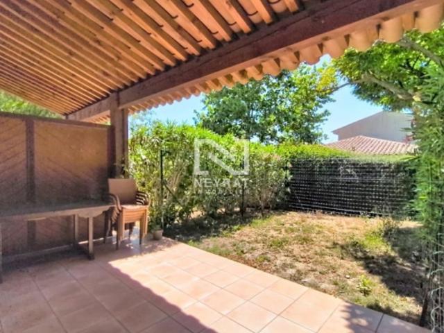 MONTAUROUX Duplex avec jardin dans une résidence avec piscine