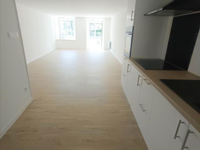 MONTBELIARD Grand studio entièrement rénové avec terrasse au b, Montbeliard 25200