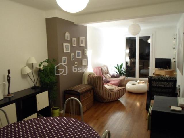 MONTBELIARD, LUMINEUX APPARTEMENT RÉNOVÉ TYPE T4, A 2 PAS DU CEN