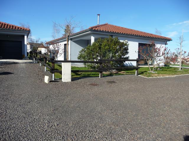 MONTBRISON PROCHE CENTRE MAISON PLAIN PIED AVEC GARAGE TERRAIN 417 M2