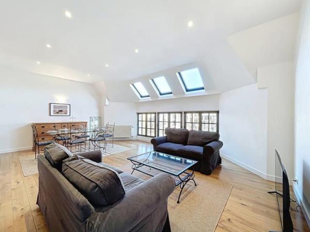 Montgomery – Beautiful furnished 2 bedroom apartment