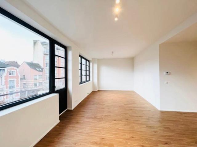 Montgomery Bright new apartement with terrace!