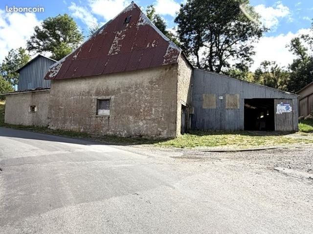 Montgreleix – Maison avec grange, écurie et dépendances sur 925 m² de terrain