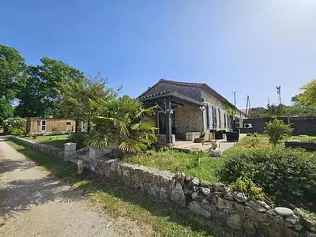 Montguyon 17270 Achat / Vente maison 6 pièces t6 au dernier étage parking