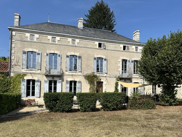 Montguyon Vente Propriété/château 17
