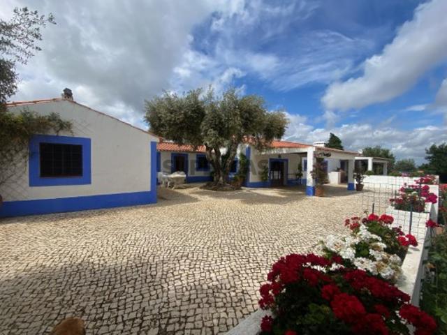 Quinta com duas habitações, piscina e garagem, nas imediações de Beja