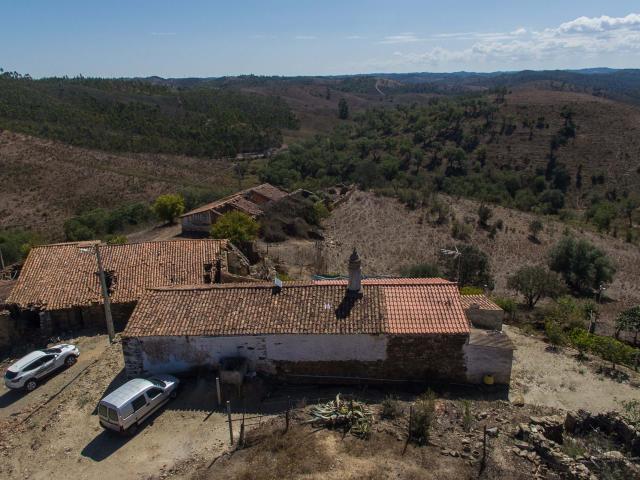 Monte alentejano a necessitar de renovação em grande terreno em Santana da Serra, Ourique