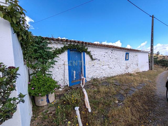 Monte alentejano com 11,9 hectares e casa em Santana da Serra