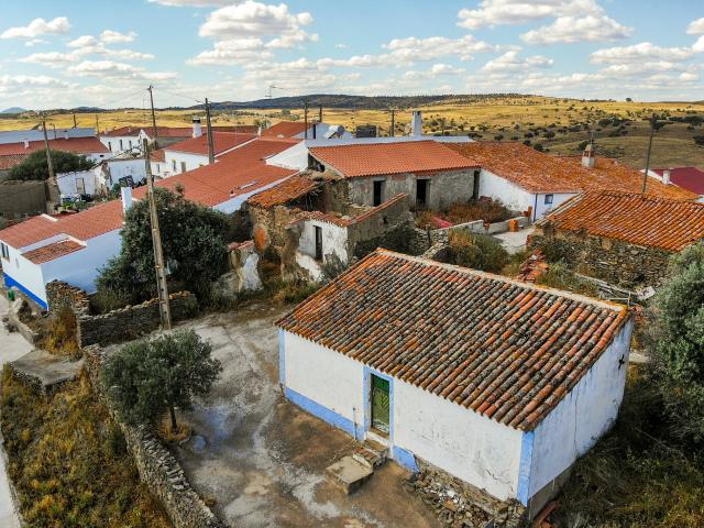 Monte com casas em Ruína em Tamejoso – Excelente Oportunidade