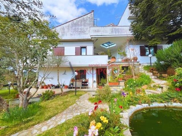 MONTE LE FORCHE PRESTIGIOSA VILLA SINGOLA CON VISTA LAGO