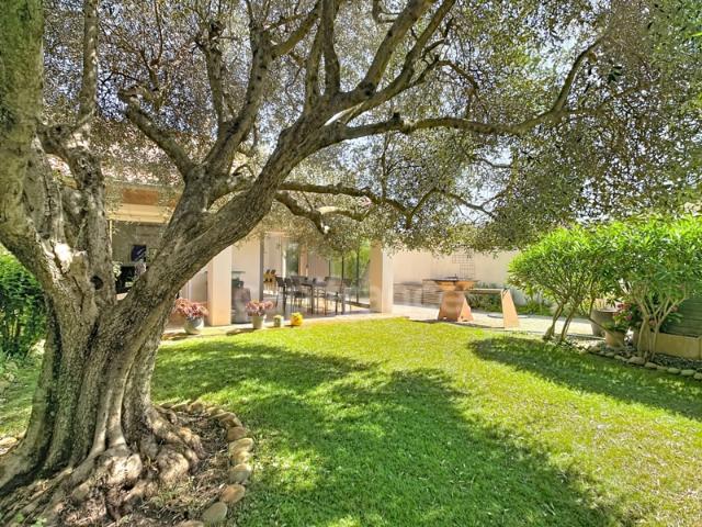 MONTÉLIMAR 26200 – Maison familiale climatisée de 162 m², 5 chambres dont une vaste pièce de 35 m², piscine et jardin clos arboré de 827m2