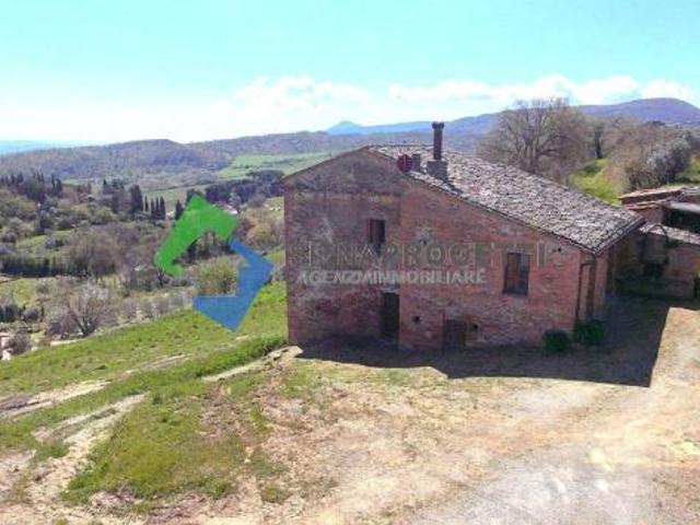 Montepulciano in posizione dominante suggestivo casale da ristrutturare a pochi passi dal Centro storico