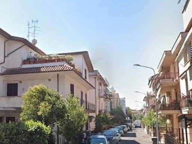 Monterotondo ampio monolocale arredato