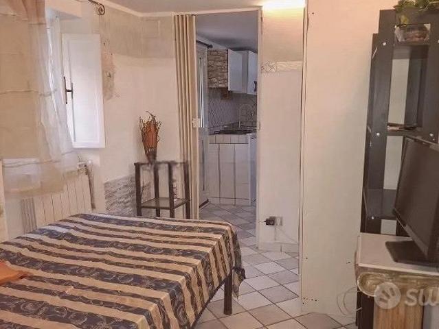 Montespaccato monolocale arredato ben collegato