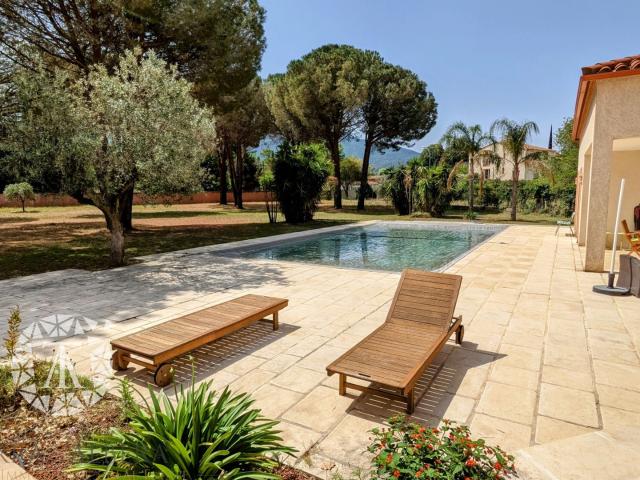 MONTESQUIEU DES ALBÈRES Exceptionnelle villa avec piscine sur grand terrain constructible