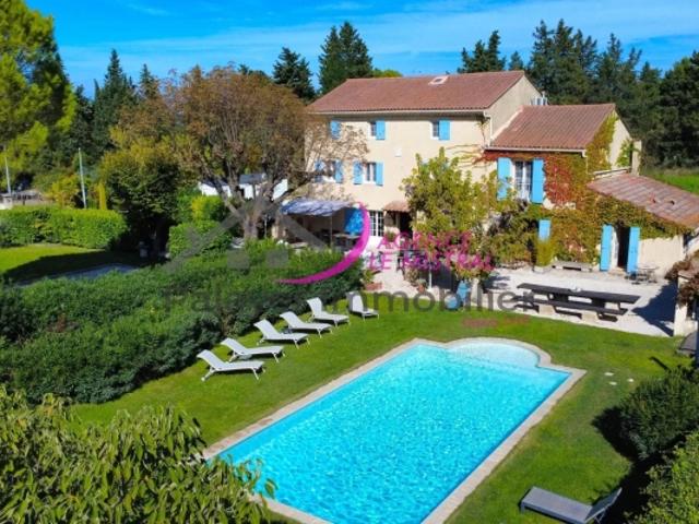 MONTEUX TRES BEAU MAS AVEC PISCINE ET BOULODROME SUR 2800 M² DE TERRAIN
