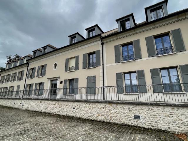 MONTFORT L'AMAURY APPARTEMENT AVEC JARDIN ET PARKINGS