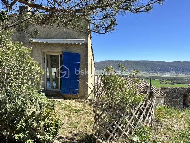 Montfort – Maison de village sur 3 niveaux avec potentiel atelier, vue sur la vallée