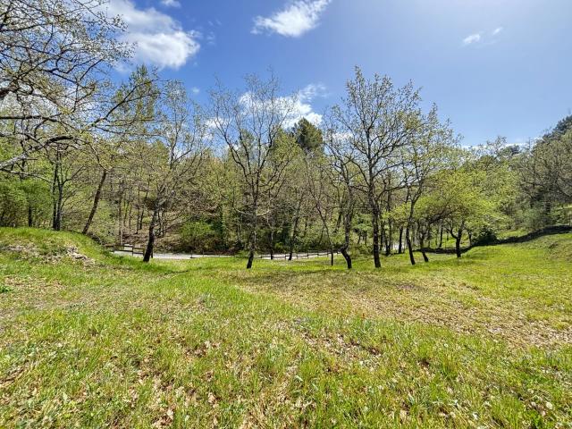 MONTFERRAT – Terrain à bâtir en campagne, au calme, non isolé