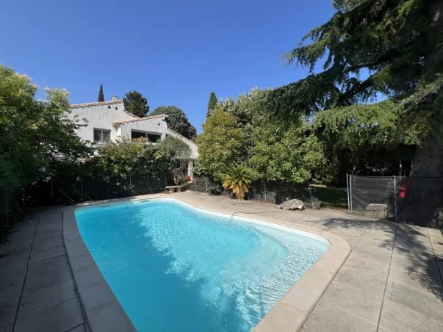 Montfrin, villa 200m², 7 chambres sur 1320m² av.piscine