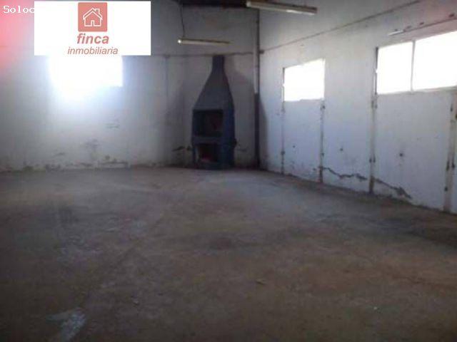 MONTIJO, NAVE INDUSTRIAL DE ESQUINA, AMPLIA, CON OFICINA Y SERVICIOS