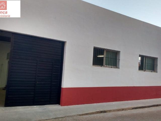 MONTIJO, NAVE INDUSTRIAL DE ESQUINA, AMPLIA, CON OFICINA Y SERVICIOS