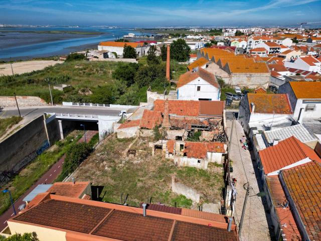 Montijo Lote para construção de prédio com 3 andares com 558 m2. Vista Rio