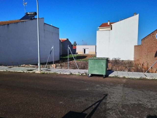 MONTIJO, SOLAR URBANO, CON ACOMETIDAS DE LUZ Y AGUA, ZONA RESIDENCIAL TRANQUILA