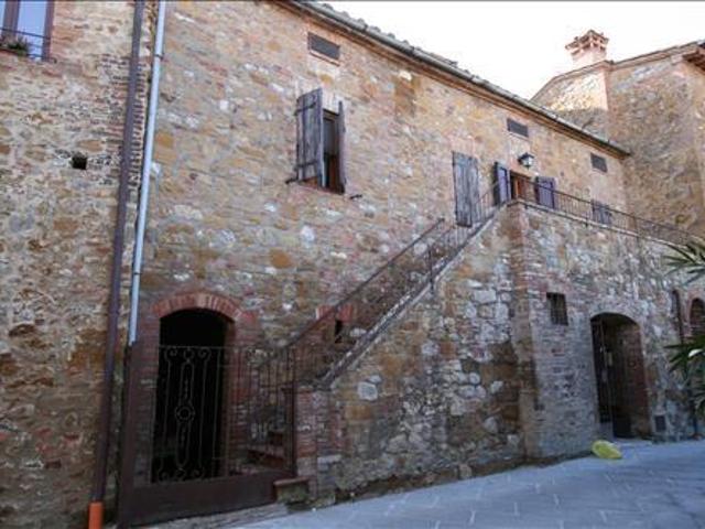Montisi vendesi terratetto in pietra e mattoni di 232 mq, co. 232m² Montisi