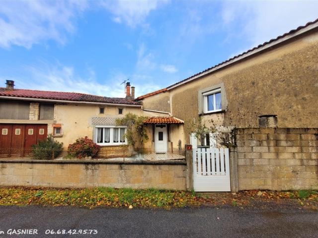 MONTJEAN 16240: Maison de campagne 126m2 avec garage et atelier d'artisans