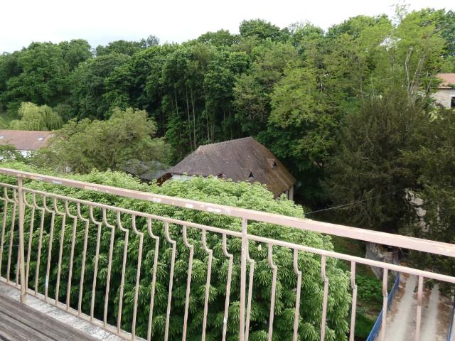 MONTLUCON bel appartement de 80 m2 avec balcon terrasse, cave et parking privatif