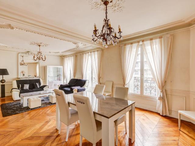 Montmartre duplex, spacious and bright 4 bedrooms and 1 living room Ideal for families or colleagues, Paris Amsterdam Apartments for Rent