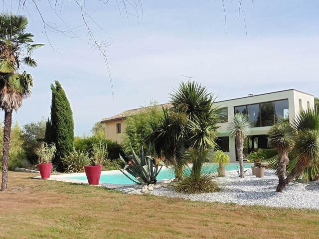 Montpon Ménestérol, maison contemporaine de 390m2 dont 160m2. 179m² Montpon Ménestérol