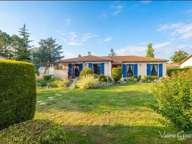 MONTPON MÉNESTEROL Maison de plain pied de 3 chambres, double garage et jardin de 3700 m²