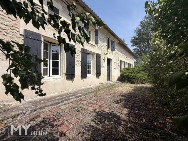 MONTPEYROUX: Propriété en pierre avec jardin 197m² Montpeyroux