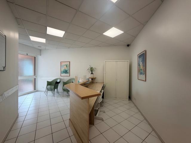 Montpellier Aiguelongue, local commercial avec vitrine et parking