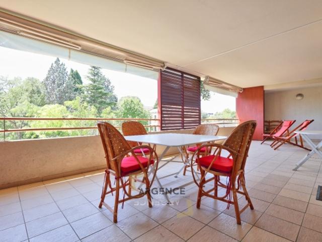 MONTPELLIER BEAUX ARTS SUPERBE 3 PIECES AVEC BELLE TERRASSE SUR PARC CLASSE