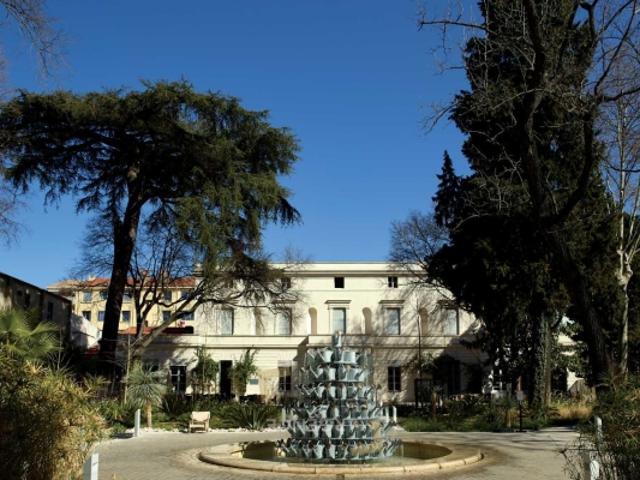 MONTPELLIER CENTRE HISTORIQUE APPARTEMENT TRAVERSANT EN DERNIER ÉTAGE AVEC VUE DOMINANTE SUR LES JARDINS DU MO.CO