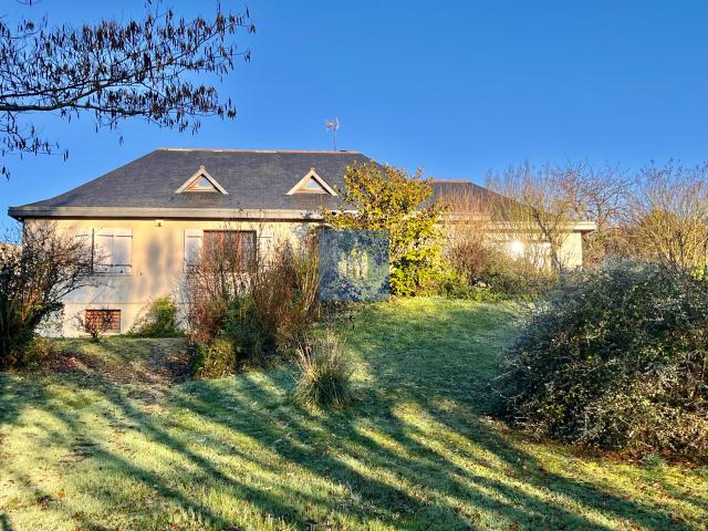 MONTREUIL BELLAY 49 Propriété lumineuse et dominante 3 CH à 5 CH