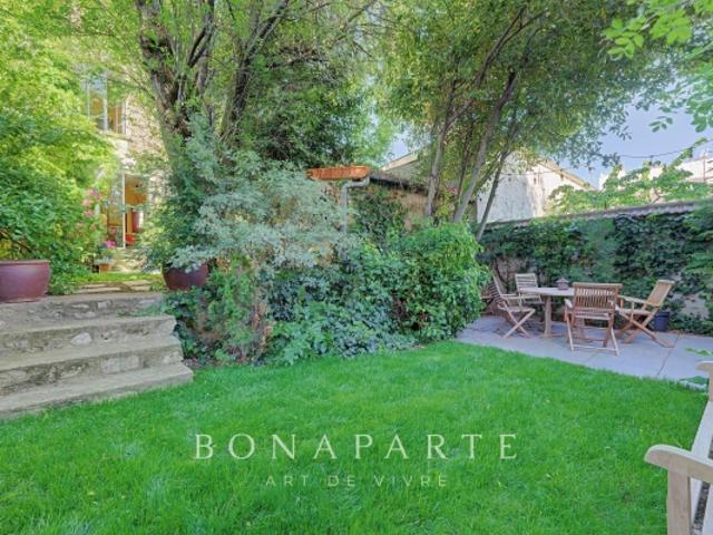 Montreuil limite Vincennes Maison meulière de caractère avec jardin