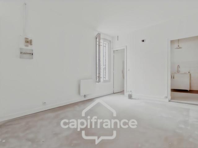 Montreuil, limite Vincennes Studio 22,90 m2 8mn à pied RER A Vincennes,8 mn métro L9, 10 mn L1 Calme Pas de vis à vis