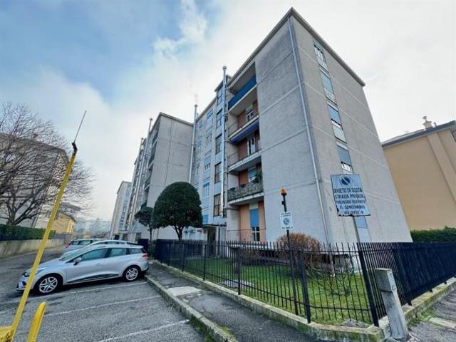 Monza VENDESI luminoso appartamento tre locali e servizi