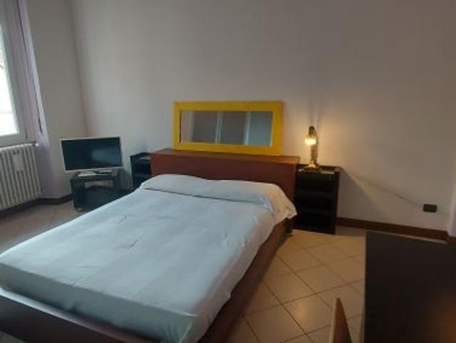 Monza AMPIA STANZA IN CASA INDIPENDENTE