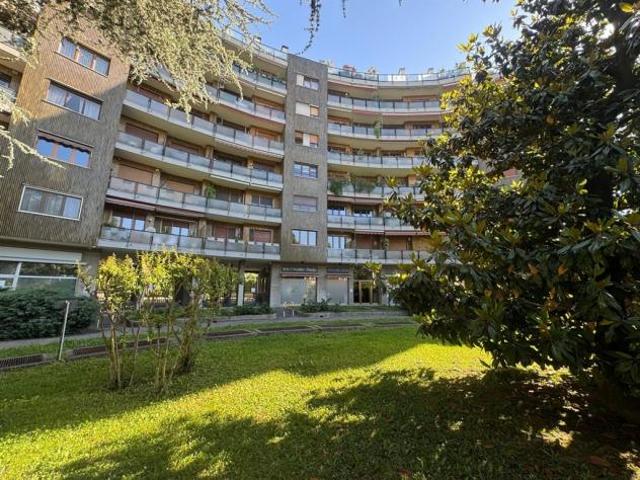 MONZA centro AFFITTASI appartamento arredato con box